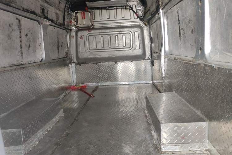 Used Dongfeng Yufeng 2023 V9+ 2.3T Manual Rear-Drive Cargo Van with Dual Rear Tires 3-Seater Left Rear Seat