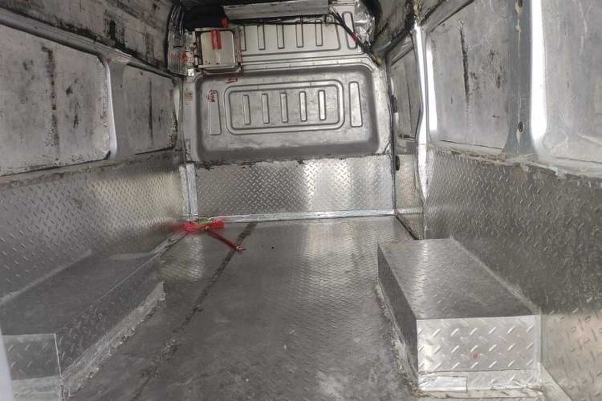Used Dongfeng Yufeng 2023 V9+ 2.3T Manual Rear-Drive Cargo Van with Dual Rear Tires 3-Seater Left Rear Seat