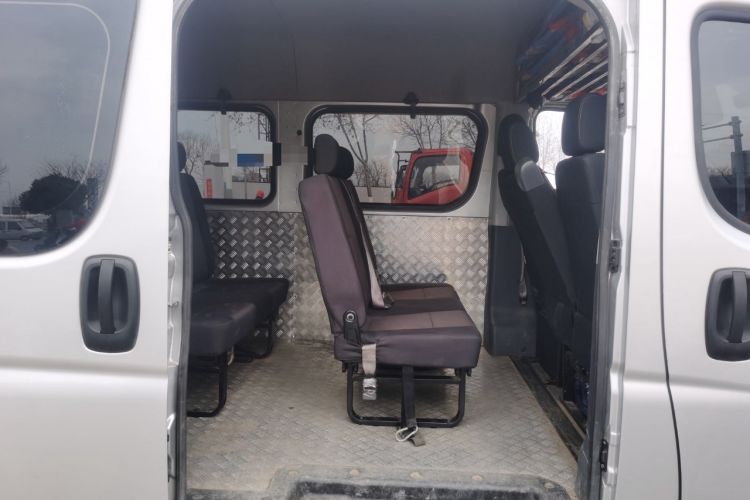 Used Dongfeng Yufeng 2023 V9+ 2.0T Manual Front-Wheel-Drive Multi-Function Mid-Roof Van with 7/8/9 Seats Left Rear Seat
