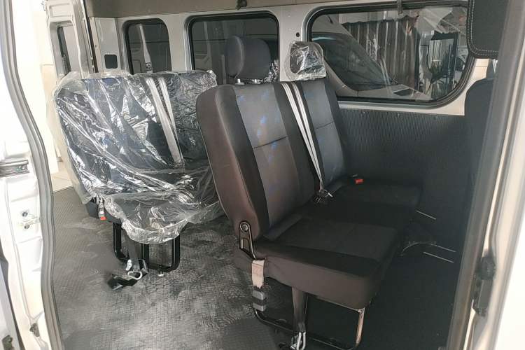 Used Dongfeng Yufeng 2023 V9+ 2.0T Manual Front-Wheel-Drive Multi-Function Mid-Roof Van with 7/8/9 Seats Left Rear Seat