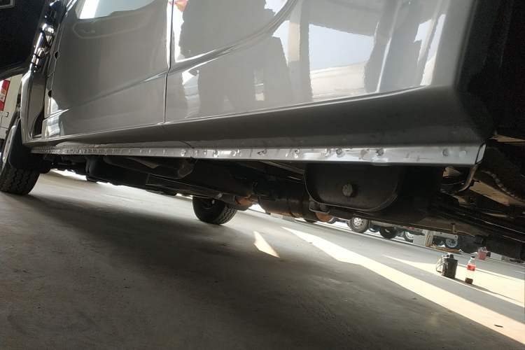 Used Dongfeng Yufeng 2023 V9+ 2.0T Manual Front-Wheel-Drive Multi-Function Mid-Roof Van with 7/8/9 Seats Left Side Sill