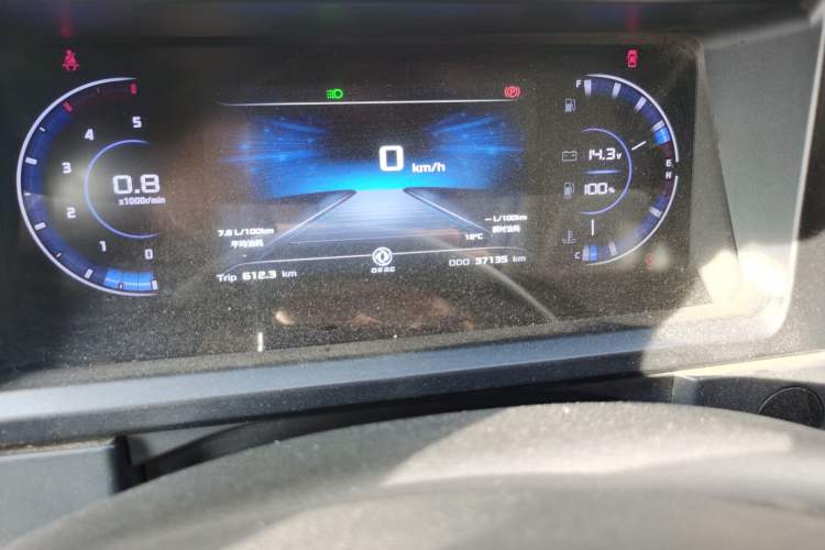 Used Dongfeng Yufeng 2023 V9+ 2.3T Manual Front-Drive Van Short Wheelbase Mid-Roof 3-Seater Odometer Close Up