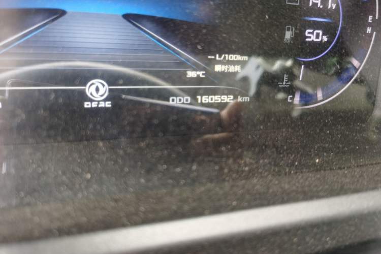 Used Dongfeng Yufeng 2023 V9+ 2.3T Manual Rear-Drive Cargo Van with Dual Rear Tires 3-Seater Odometer Close Up
