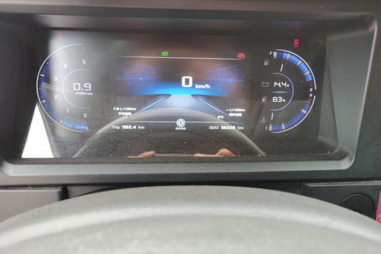 Used Dongfeng Yufeng 2023 V9+ 2.3T Manual Front-Drive Van Short Wheelbase Mid-Roof 3-Seater Odometer Close Up