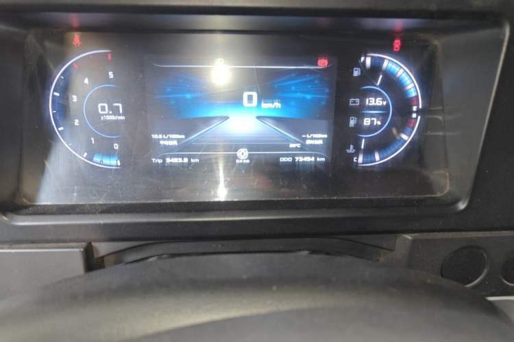 Used Dongfeng Yufeng 2023 V9+ 2.3T Manual Rear-Drive Cargo Van with Dual Rear Tires 3-Seater Odometer Close Up
