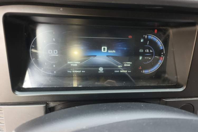Used Dongfeng Yufeng 2023 V9+ 2.3T Manual Rear-Drive Cargo Van with Dual Rear Tires 3-Seater Odometer Close Up