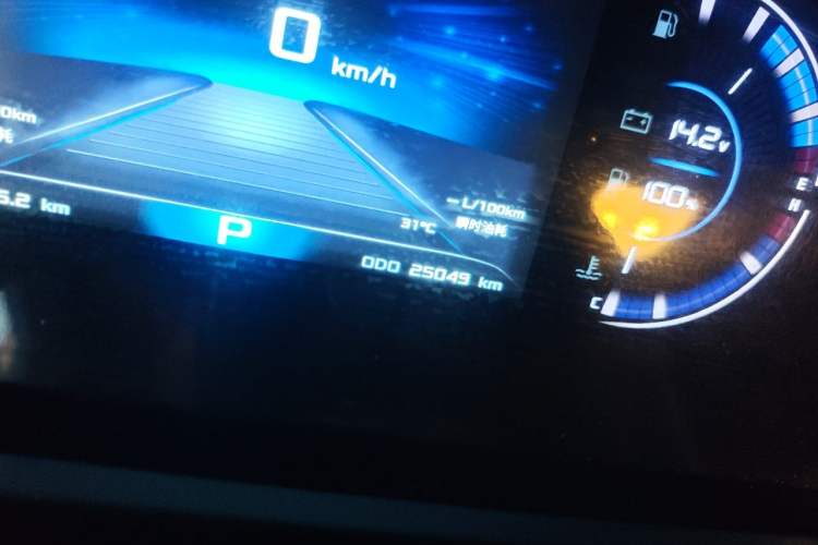 Used Dongfeng Yufeng 2023 V9+ 2.0T Automatic Front-Drive Multi-Function Mid-Roof 7/8/9-Seater Odometer Close Up