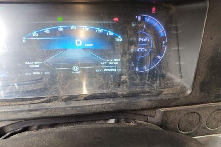 Used Dongfeng Yufeng 2023 V9+ 2.3T Manual Rear-Drive Cargo Van with Dual Rear Tires 3-Seater Odometer Close Up