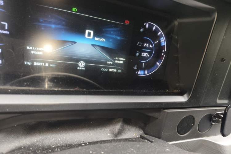 Used Dongfeng Yufeng 2023 V9+ 2.0T Manual Front-Wheel-Drive Multi-Function Mid-Roof Van with 7/8/9 Seats Odometer Close Up