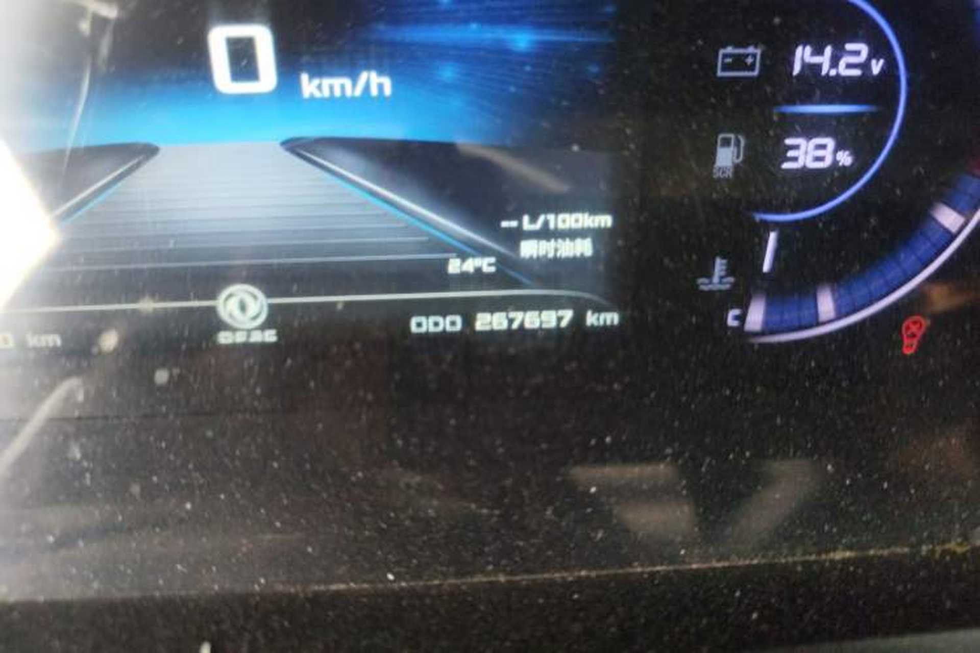Used Dongfeng Yufeng 2023 V9+ 2.3T Manual Rear-Drive Cargo Van with Dual Rear Tires 3-Seater Odometer Close Up