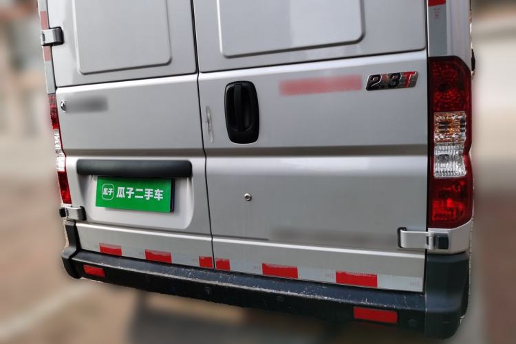 Used Dongfeng Yufeng 2023 V9+ 2.3T Manual Front-Drive Van Short Wheelbase Mid-Roof 3-Seater Rear