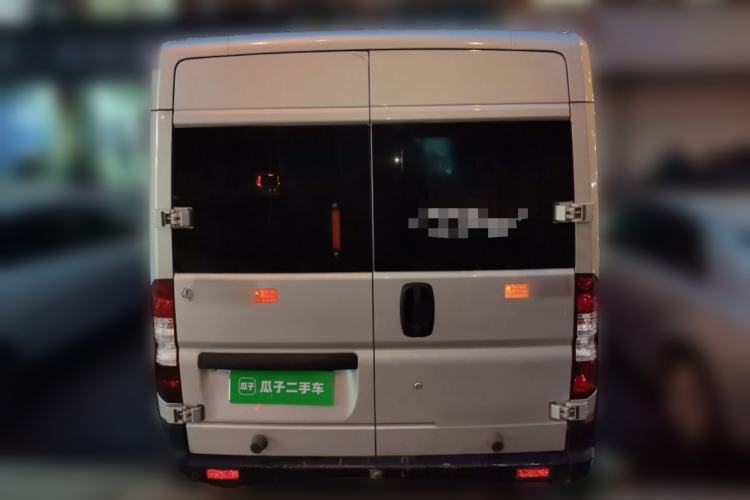 Used Dongfeng Yufeng 2023 V9+ 2.0T Manual Front-Wheel-Drive Multi-Function Mid-Roof Van with 7/8/9 Seats Rear
