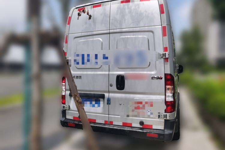 Used Dongfeng Yufeng 2023 V9+ 2.3T Manual Rear-Drive Cargo Van with Dual Rear Tires 3-Seater Rear