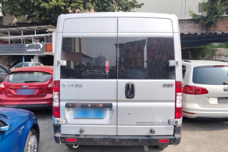 Used Dongfeng Yufeng 2023 V9+ 2.0T Manual Front-Wheel-Drive Multi-Function Mid-Roof Van with 7/8/9 Seats Rear