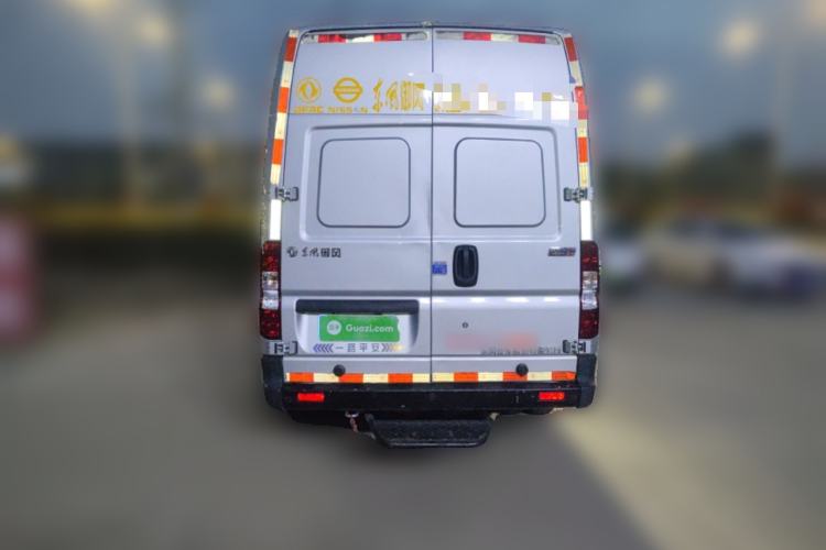 Used Dongfeng Yufeng 2023 V9+ 2.3T Manual Rear-Drive Cargo Van with Dual Rear Tires 3-Seater Rear