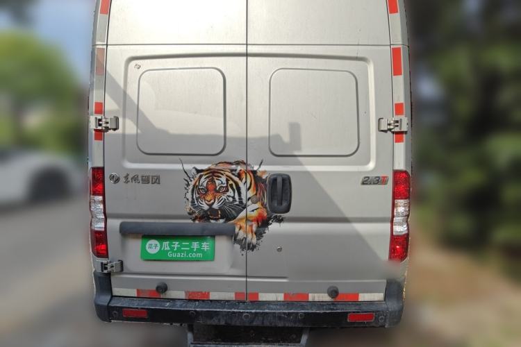 Used Dongfeng Yufeng 2023 V9+ 2.3T Manual Rear-Drive Cargo Van with Dual Rear Tires 3-Seater Rear