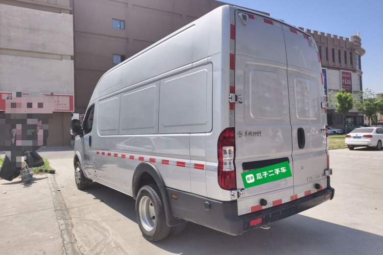 Used Dongfeng Yufeng 2023 V9+ 2.3T Manual Rear-Drive Cargo Van with Dual Rear Tires 3-Seater Rear Left 45 Deg