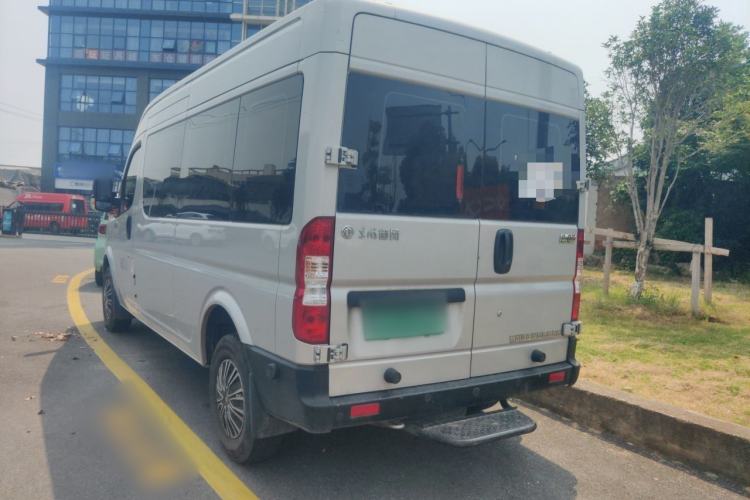 Used Dongfeng Yufeng 2023 V9+ 2.0T Manual Rear-Drive Multi-Function Mid-Height 7/8/9-Seater Rear Left 45 Deg