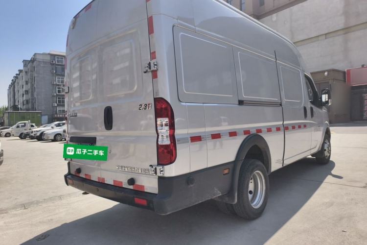Used Dongfeng Yufeng 2023 V9+ 2.3T Manual Rear-Drive Cargo Van with Dual Rear Tires 3-Seater Rear Right 45 Deg