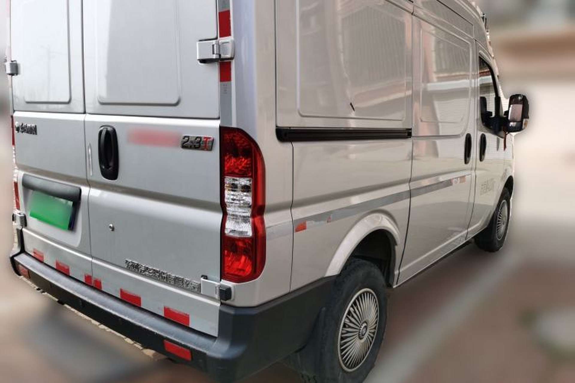 Used Dongfeng Yufeng 2023 V9+ 2.3T Manual Front-Drive Van Short Wheelbase Mid-Roof 3-Seater Rear Right 45 Deg