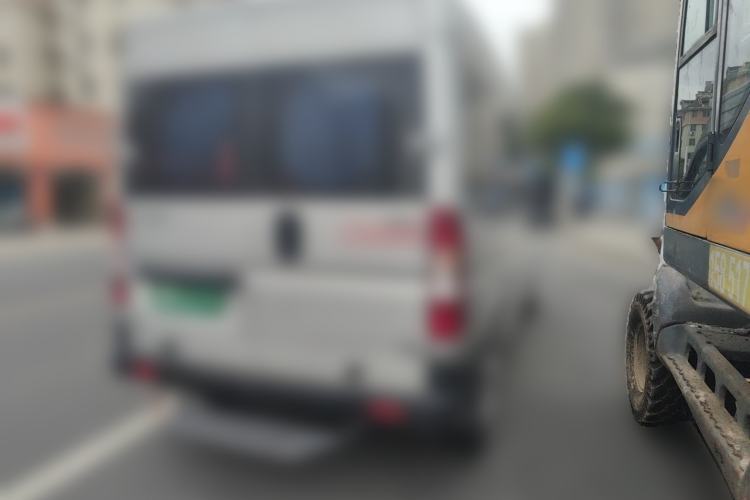 Used Dongfeng Yufeng 2023 V9+ 2.0T Manual Front-Wheel-Drive Multi-Function Mid-Roof Van with 7/8/9 Seats Rear Right 45 Deg