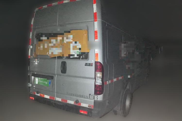 Used Dongfeng Yufeng 2023 V9+ 2.3T Manual Rear-Drive Cargo Van with Dual Rear Tires 3-Seater Rear Right 45 Deg