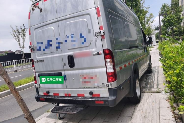 Used Dongfeng Yufeng 2023 V9+ 2.3T Manual Rear-Drive Cargo Van with Dual Rear Tires 3-Seater Rear Right 45 Deg
