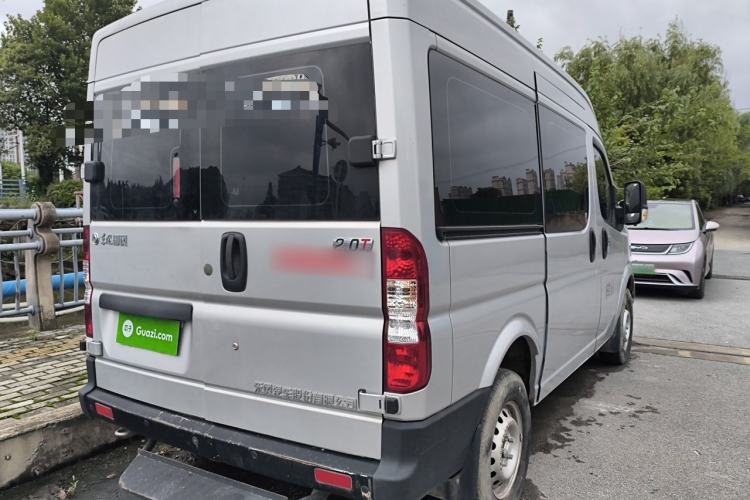 Used Dongfeng Yufeng 2023 V9+ 2.0T Manual Front-Drive Multi-Function Short-Chassis Mid-Height 5/6-Seater Rear Right 45 Deg