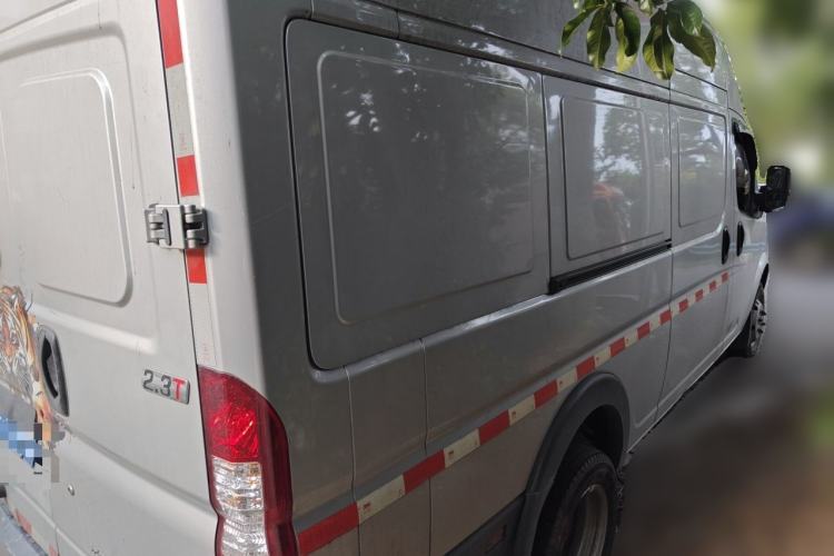 Used Dongfeng Yufeng 2023 V9+ 2.3T Manual Rear-Drive Cargo Van with Dual Rear Tires 3-Seater Rear Right 45 Deg