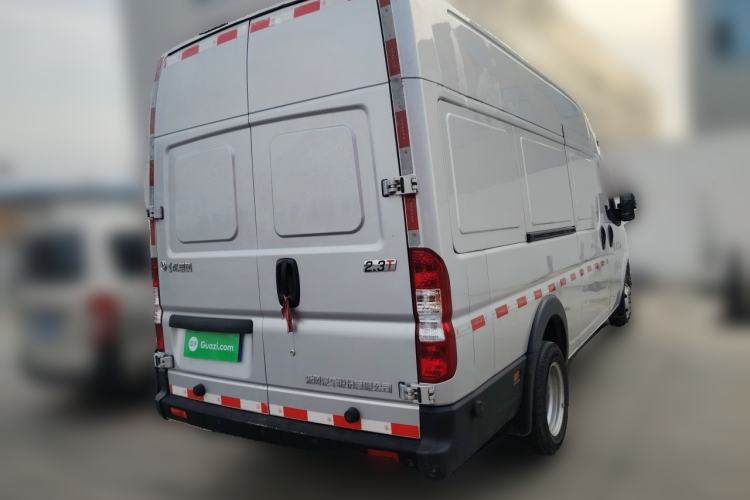 Used Dongfeng Yufeng 2023 V9+ 2.3T Manual Rear-Drive Cargo Van with Dual Rear Tires 3-Seater Rear Right 45 Deg