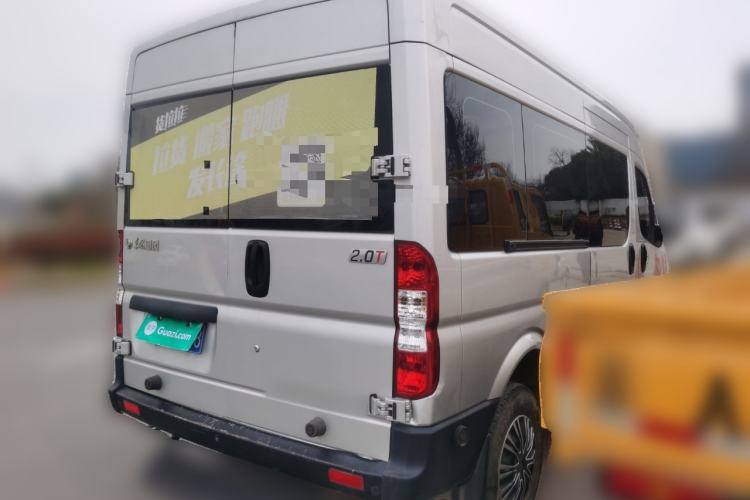 Used Dongfeng Yufeng 2023 V9+ 2.0T Manual Front-Wheel-Drive Multi-Function Mid-Roof Van with 7/8/9 Seats Rear Right 45 Deg