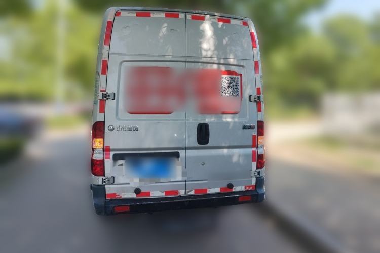 Used Dongfeng Yufeng 2023 V9+ 2.3T Manual Rear-Drive Cargo Van with Dual Rear Tires 3-Seater Rear