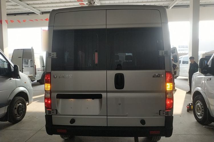 Used Dongfeng Yufeng 2023 V9+ 2.0T Manual Front-Wheel-Drive Multi-Function Mid-Roof Van with 7/8/9 Seats Rear