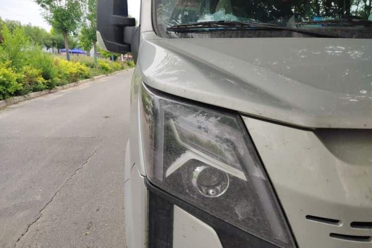 Used Dongfeng Yufeng 2023 V9+ 2.0T Manual Front-Wheel-Drive Multi-Function Mid-Roof Van with 7/8/9 Seats Right Front Headlight