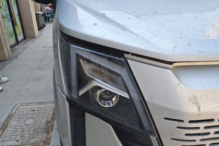 Used Dongfeng Yufeng 2023 V9+ 2.0T Manual Front-Wheel-Drive Multi-Function Mid-Roof Van with 7/8/9 Seats Right Front Headlight