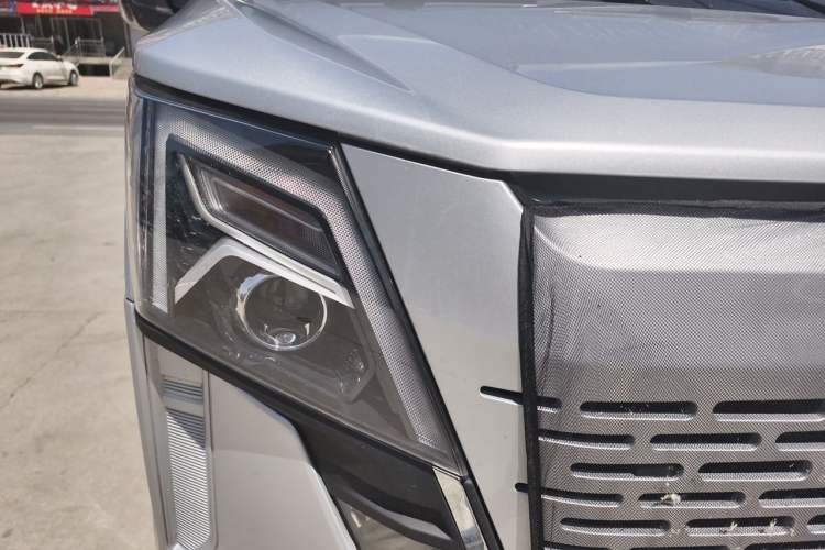 Used Dongfeng Yufeng 2023 V9+ 2.3T Manual Rear-Drive Cargo Van with Dual Rear Tires 3-Seater Right Front Headlight