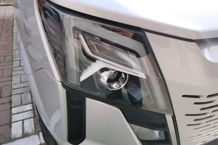 Used Dongfeng Yufeng 2023 V9+ 2.3T Manual Front-Drive Van Short Wheelbase Mid-Roof 3-Seater Right Front Headlight