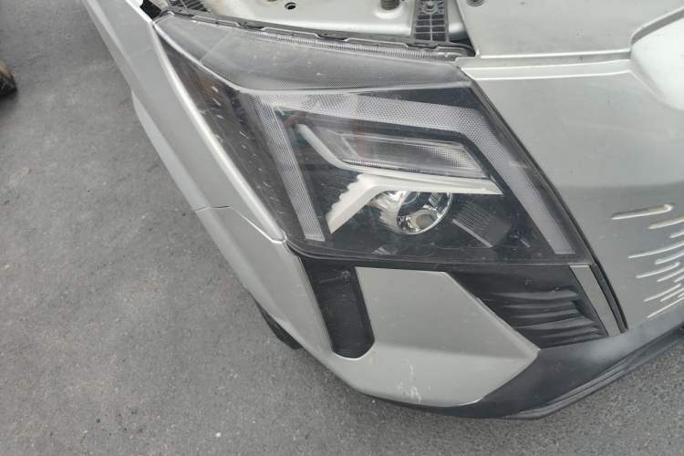 Used Dongfeng Yufeng 2023 V9+ 2.0T Manual Front-Wheel-Drive Multi-Function Mid-Roof Van with 7/8/9 Seats Right Front Headlight