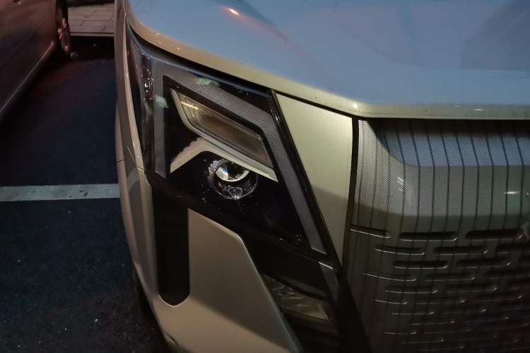 Used Dongfeng Yufeng 2023 V9+ 2.0T Manual Front-Wheel-Drive Multi-Function Mid-Roof Van with 7/8/9 Seats Right Front Headlight