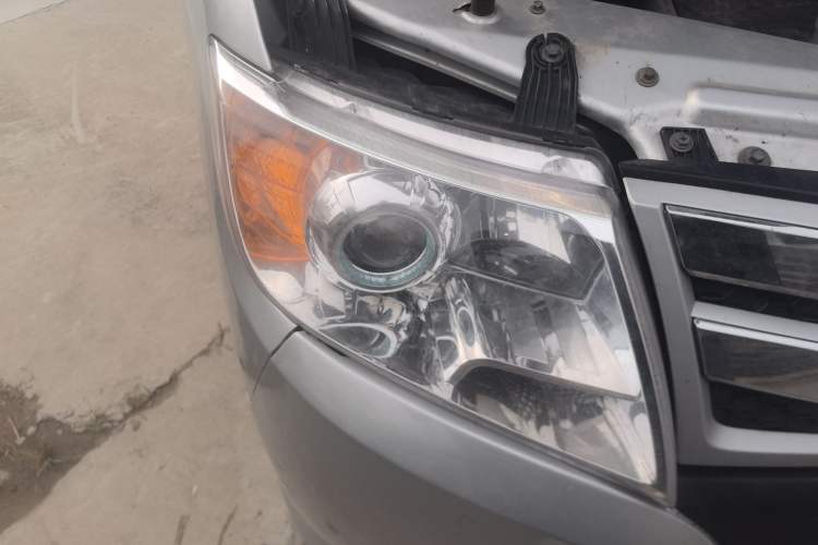 Used Dongfeng Yufeng 2023 V9+ 2.0T Manual Front-Wheel-Drive Multi-Function Mid-Roof Van with 7/8/9 Seats Right Front Headlight