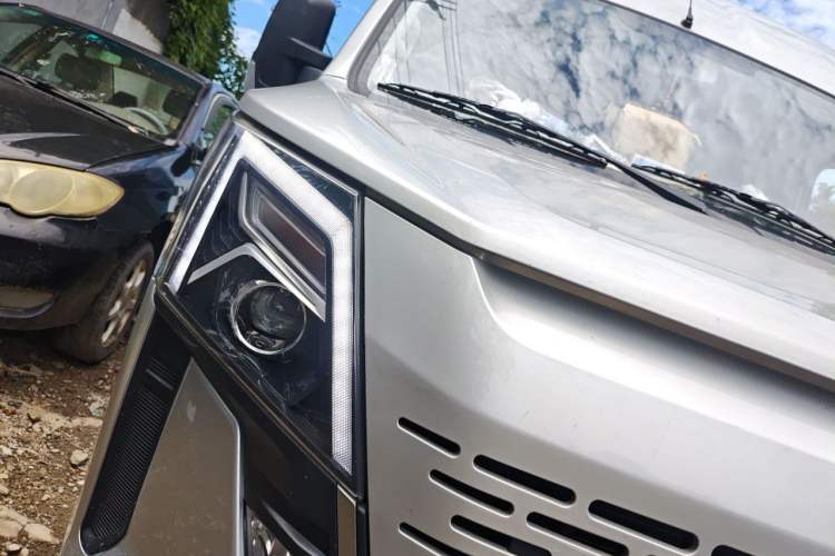 Used Dongfeng Yufeng 2023 V9+ 2.0T Manual Front-Drive Multi-Function Mid-Roof High-Roof 7/8/9-Seater Right Front Headlight