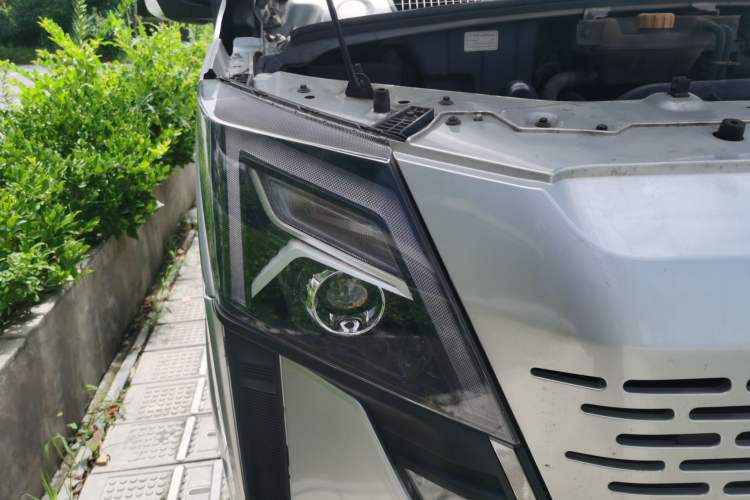 Used Dongfeng Yufeng 2023 V9+ 2.3T Manual Rear-Drive Cargo Van with Dual Rear Tires 3-Seater Right Front Headlight