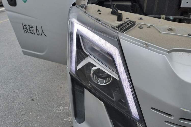 Used Dongfeng Yufeng 2023 V9+ 2.0T Manual Front-Drive Multi-Function Short-Chassis Mid-Height 5/6-Seater Right Front Headlight
