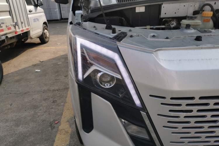 Used Dongfeng Yufeng 2023 V9+ 2.0T Automatic Front-Wheel-Drive Short Wheelbase Mid-Roof Design—5/6-Seater Right Front Headlight