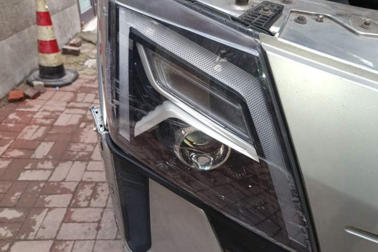 Used Dongfeng Yufeng 2023 V9+ 2.0T Manual Rear-Drive Multi-Function Mid-Height 7/8/9-Seater Right Front Headlight