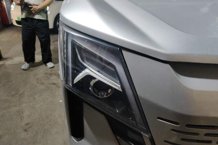 Used Dongfeng Yufeng 2023 V9+ 2.0T Automatic Front-Drive Multi-Function Mid-Roof 7/8/9-Seater Right Front Headlight