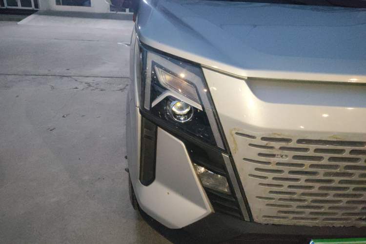 Used Dongfeng Yufeng 2023 V9+ 2.3T Manual Rear-Drive Cargo Van with Dual Rear Tires 3-Seater Right Front Headlight