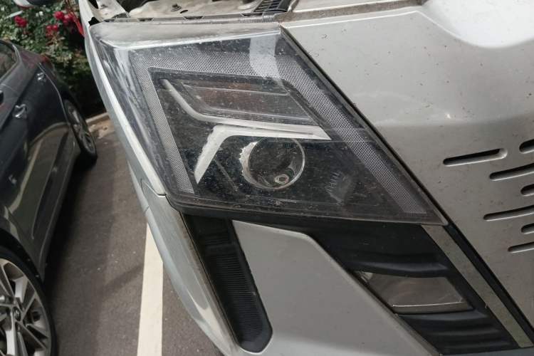 Used Dongfeng Yufeng 2023 V9+ 2.3T Manual Rear-Drive Van Long Wheelbase Mid-Roof Design 3-Seater Right Front Headlight