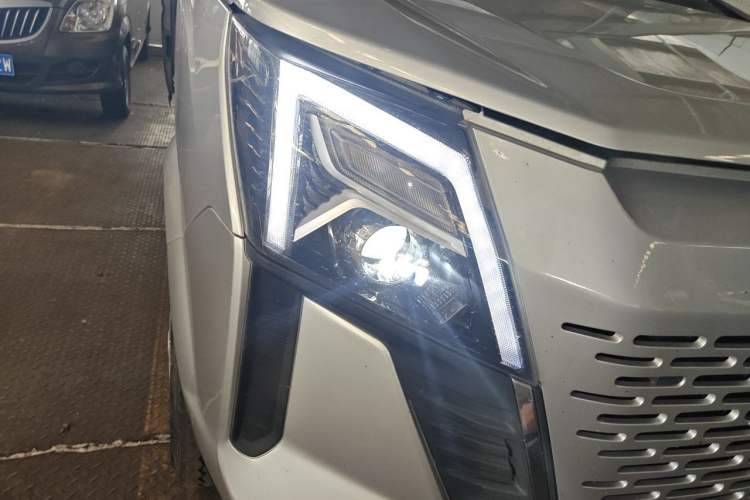 Used Dongfeng Yufeng 2023 V9+ 2.0T Automatic Front-Drive Multi-Function Mid-Roof 7/8/9-Seater Right Front Headlight