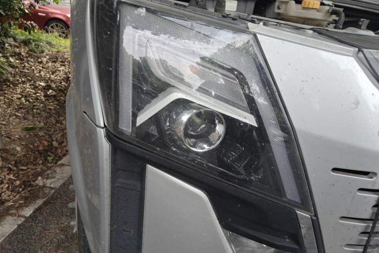 Used Dongfeng Yufeng 2023 V9+ 2.3T Manual Rear-Drive Cargo Van with Dual Rear Tires 3-Seater Right Front Headlight